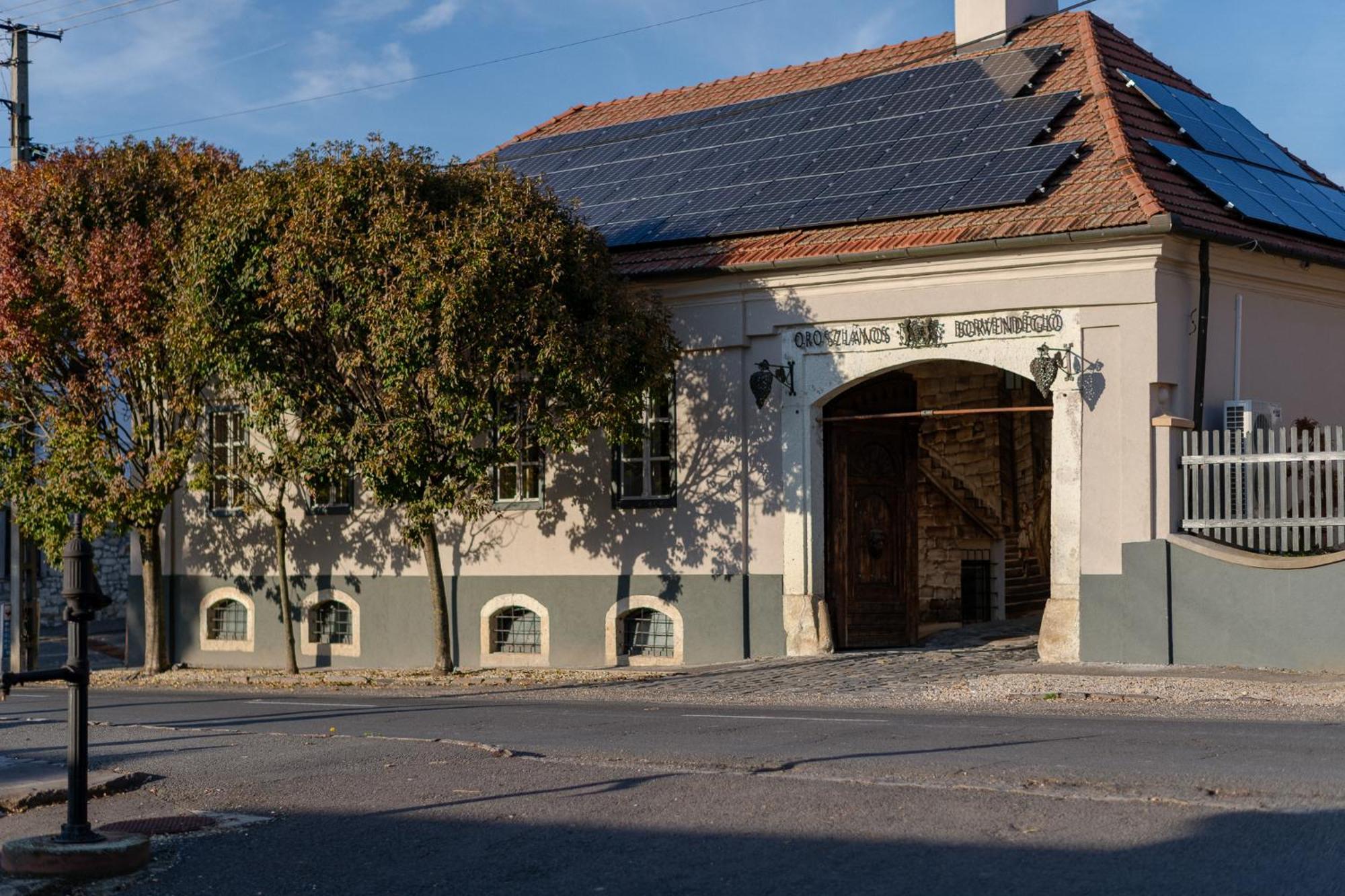 Oroszlános Borhotel Tállya Esterno foto